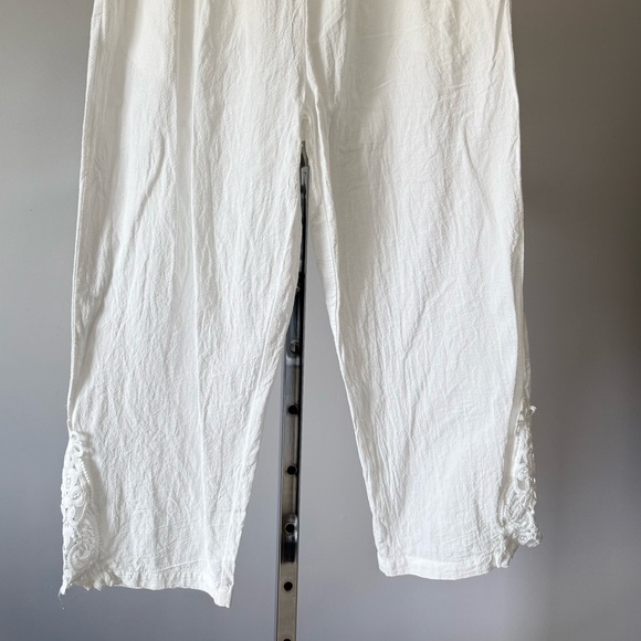 White harem pants crafted from 100% breathable cotton, with lace at the ankles. - Picture 4 of 15
